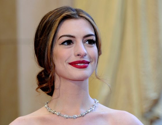 HOLLYWOOD, CA - FEBRUARY 27: Actress Anne Hathaway arrives at the 83rd Annual Academy Awards at the Kodak Theatre February 27, 2011 in Hollywood, California. (Photo by Ethan Miller/Getty Images)