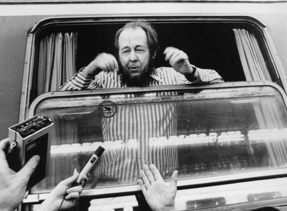 Russian writer and Nobel laureate Alexander Solzhenitsyn is mobbed by journalists on his arrival in Zurich after being deprived of his Soviet citizenship following the publication of 'The Gulag Archipelago'. (Photo by Keystone/Getty Images)