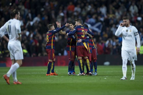 MADRID, SPAIN - NOVEMBER 21: Luis Suarez (3dL) of FC Barcelona celebrates their victory with his teammates as Gareth Bale (L) and Sergio Ramos (R) of Real Madrid CF react defeated after the La Liga match between Real Madrid CF and FC Barcelona at Estadio Santiago Bernabeu on November 21, 2015 in Madrid, Spain. (Photo by Gonzalo Arroyo Moreno/Getty Images)