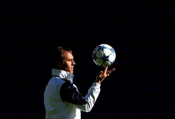 Porto's Spanish coach Julen Lopetegui palys with the ball during a training session at the Dragao stadium in Porto on November 23, 2015, on the eve of the UEFA Champions League football match FC Porto vs Dynamo Kiev. AFP PHOTO / FRANCISCO LEONG / AFP / FRANCISCO LEONG (Photo credit should read FRANCISCO LEONG/AFP/Getty Images)