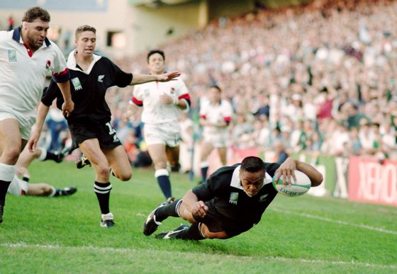 18 Jun 1995: Jonah Lomu of New Zealand dives over for the try during the 1995 Rugby World Cup match between England and New Zealand played in Cape Town, South Africa. New Zealand beat England 45 - 29. Mandatory Credit: Dave Rogers /Allsport