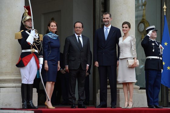 PARIS, FRANCE - JUNE 02: (L-R) French Minister of Ecology Segolene Royal and French President Francois Hollande pose with King Felipe VI of Spain and Queen Letizia of Spain in the courtyard of the Elysee Palace during day 1 of the Spanish Royal couple's state visit on June 2, 2015 in Paris, France. Spain's King Felipe VI and Queen Letizia are on a three-day state visit, which had to be postponed last march following the Germanwings plane crash. (Photo by Pascal Le Segretain/Getty Images)
