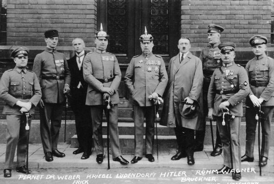 Bundesarchiv_Bild_102-00344A,_MÃ¼nchen,_nach_Hitler-Ludendorff_Prozess