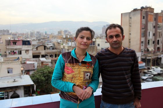 Fayza Otmar (E) e o marido Crahim Kralil, que residem nos altos da alfaiataria onde trabalha Crahim, em Beirute.(16 de novembro de 2015) NUNO VEIGA/LUSA
