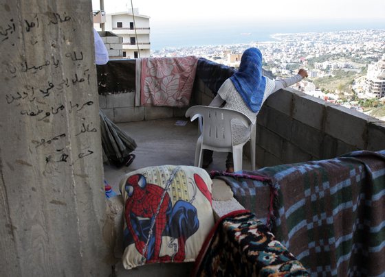 Uma filha de Shamra, que nÃ£o quis ser identificada, observa a vista de Jbeil, a antiga Biblos a norte de Beirute, a partir da varanda da casa ainda por terminar, sem portas nem janelas, onde vive a famÃ­lia. (19 de novembro de 2015). NUNO VEIGA / LUSA