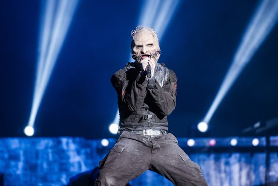 RIO DE JANEIRO, BRAZIL - SEPTEMBER 25: Corey Taylor from Slipknot performs at 2015 Rock in Rio on September 25, 2015 in Rio de Janeiro, Brazil. (Photo by Raphael Dias/Getty Images) *** Local Caption *** Corey Taylor