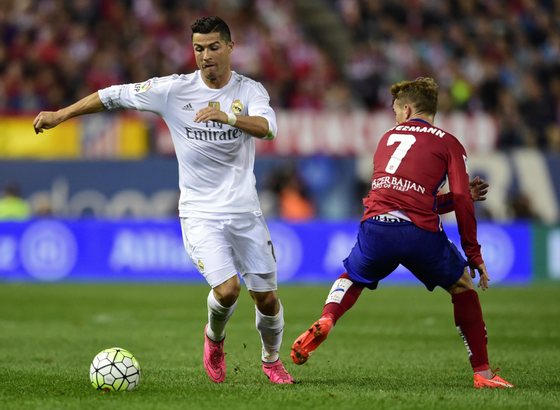 Real Madrid's Portuguese forward Cristiano Ronaldo (L) vies with Atletico Madrid's French forward Antoine Griezmann during the Spanish league football match Club Atletico de Madrid vs Real Madrid CF at the Vicente Calderon stadium in Madrid on October 4, 2015. AFP PHOTO/ JAVIER SORIANO (Photo credit should read JAVIER SORIANO/AFP/Getty Images)