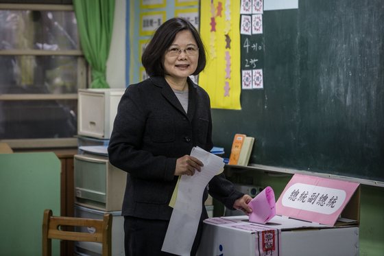TAIPEI, TAIWAN - JANUARY 16: Democratic Progressive Party (DPP) presidential candidate Tsai Ing-wen, casts her ballot at a polling station on January 16, 2016 in Taipei, Taiwan. Voters in Taiwan are set to elect Tsai Ing-wen, the chairwoman of the opposition Democratic Progressive Party, to become the island's first female leader. (Photo by Ulet Ifansasti/Getty Images)