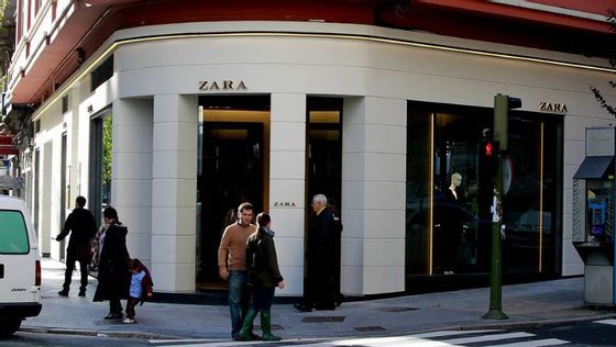 A primeira Zara abriu na Corunha em 1975.