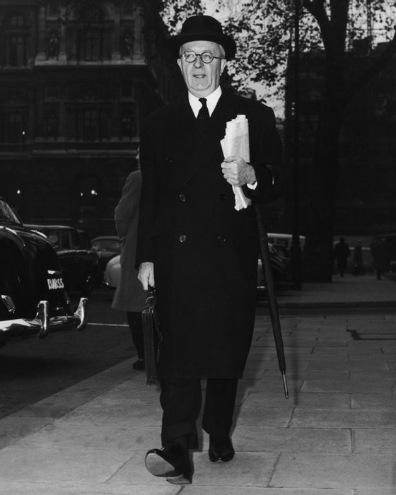 British lawyer and law lord Cyril Radcliffe, 1st Viscount Radcliffe (1899 - 1977) on his way to preside over a tribunal on spying in Britain, London, 28th November 1962. Radcliffe is best known for his partitioning of the British Imperial territory of India in 1947. (Photo by Edward Miller/Keystone/Hulton Archive/Getty Images)