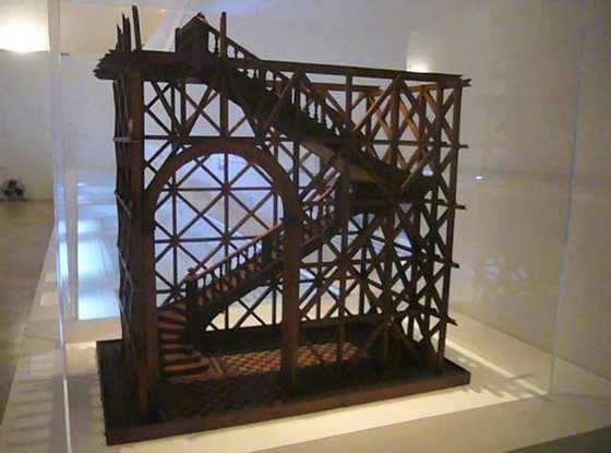 Maquete de um edifÃ­cio apresentando a gaiola pombalina, uma estrutura de madeira colocada no interior das paredes de alvenaria - Galinhola/Wikimedia Commons