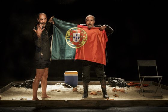 Os atores AntÃ³nio Fonseca e JoÃ£o Neves na peÃ§a A ForÃ§a Humana. Imagem ForÃ§a humana Â©JoÃ£o Tuna