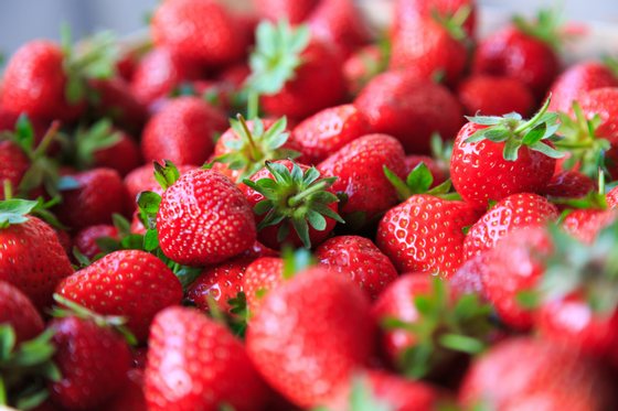 Vibrant Color, Healthy Eating, Large Group of Objects, Dieting, Gourmet, Beauty In Nature, Organic, Frame, Dessert, Strawberry, Berry Fruit, Refreshment, Healthy Lifestyle, Backgrounds, Freshness, Bright, Red, Green Color, Pattern, Nature, Macro, Fruit, Leaf, Ripe, Summer, Sweet Food, Food, 
