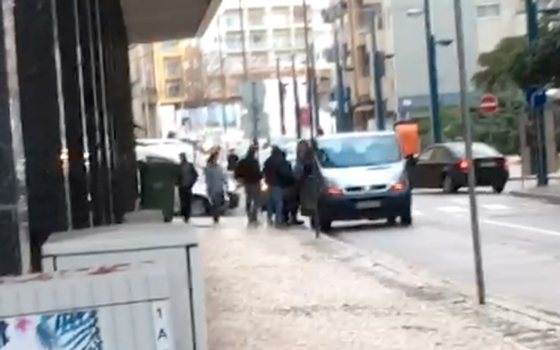 Uma hora depois, a carrinha volta com mais militantes e estaciona em frente Ã  sede de campanha do PSD em Ovar. Militantes entram, depois de votar, na carrinha.