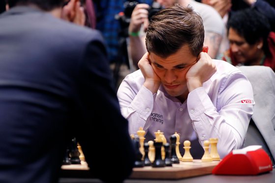 Campeão mundial de xadrez Magnus Carlsen conquista título e joga futebol em  Caxias do Sul