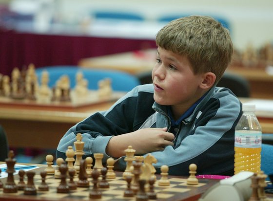 Em 2004, Magnus Carlsen, aos 13 anos, conheceu o lendário campeão mund