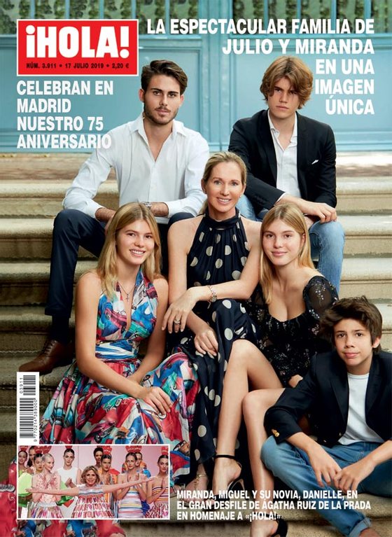 A capa da Ãºltima ediÃ§Ã£o da revista espanhola Hola!, com Miranda Rijnsburger, atual mulher de Julio Iglesias, e os cinco filhos do casal