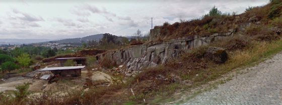 A pedreira Fontegoda, de Domingos Pinheiro, antes de colocar a vedaÃ§Ã£o junto Ã  estrada â€” Google Earth