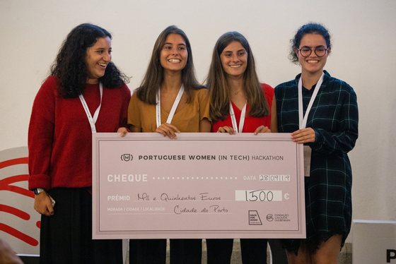 Quatro dos cinco elementos do grupo vencedor do primeiro hackaton exclusivamente feminino da Portuguese Women in Tech.