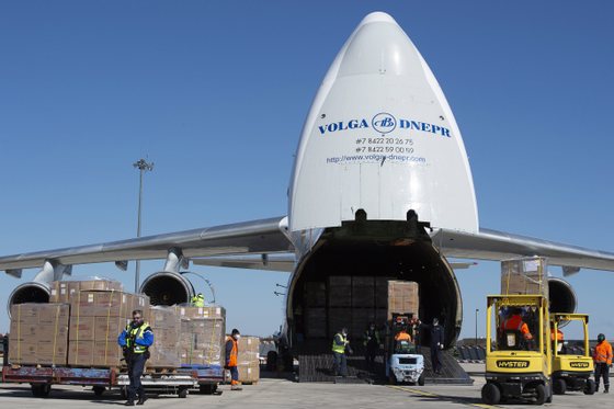 epa08332664 A handout photo made available by the French Ministry of Defense of airport employees unloading dozens of boxes from an Antonov 124 aircraft transporting 10 million face masks ordered by France from China at the Paris-Vatry Airport in Bussy-Lettree, eastern France, 30 March 2020. France has ordered 1 billion face masks and has deployed an air-bridge flight with China to deliver them amid the ongoing coronavirus COVID-19 pandemic.  EPA/THOMAS PAUDELEUX / ECPAD / HANDOUT  HANDOUT EDITORIAL USE ONLY/NO SALES/NO ARCHIVES