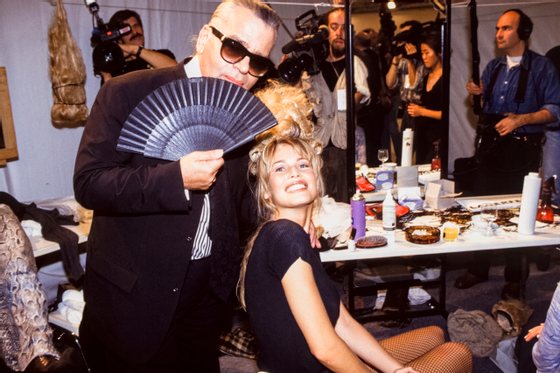 Claudia Schiffer et Karl Lagerfeld Ã  Paris en 1993