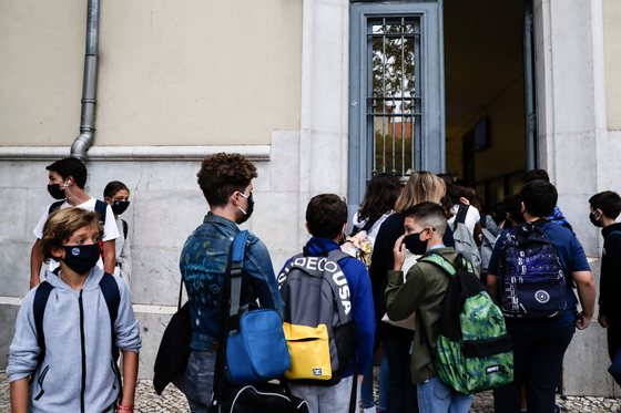 Os mais de mil alunos da Escola SecundÃ¡ria Pedro Nunes tÃªm de entrar todos os dias por uma porta Ãºnica no primeiro dia de aulas em plena pandemia de Covid-19, em Lisboa, 17 de setembro de 2020. TIAGO PETINGA/LUSA