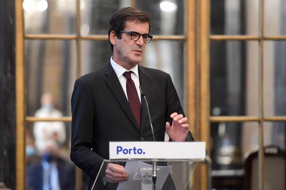 O Presidente da CÃ¢mara Municipal do Porto, Rui Moreira, discursa durante a cerimÃ³nia de homologaÃ§Ã£o do Acordo de ColaboraÃ§Ã£o no Ã¢mbito do Primeiro Direito para o MunicÃ­pio do Porto, que decorreu no ediifÃ­cio da CÃ¢mara Municipal, no Porto. 16 de novembro de 2020. FERNANDO VELUDO/LUSA