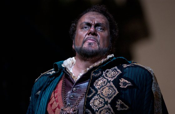 Ben Heppner as Otello