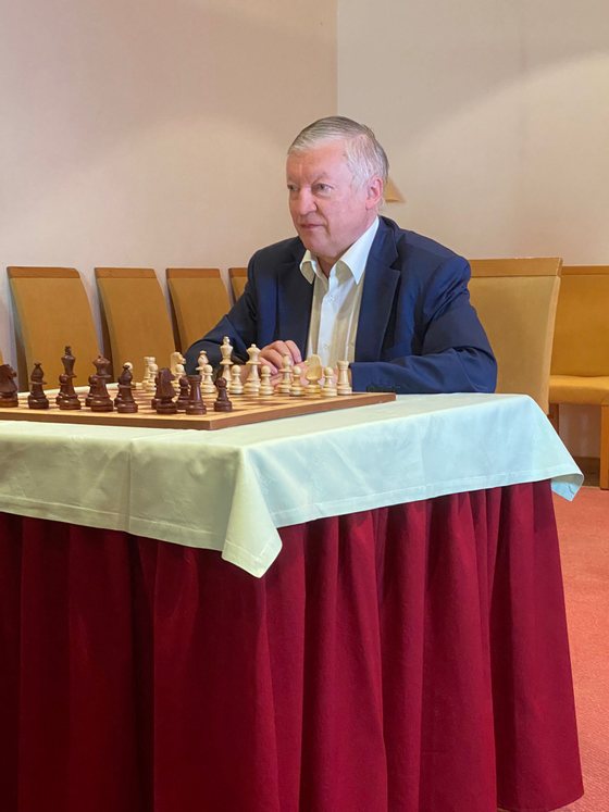 Anatoly Karpov jogando xadrez em uma simultânea em 1975.
