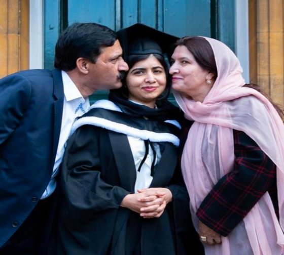 Malala Yousafzai com os pais