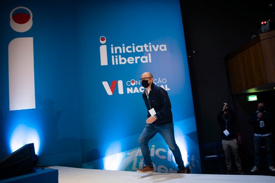 VI ConvenÃ§Ã£o da Iniciativa Liberal - IL. O partido reÃºne em convenÃ§Ã£o no Centro de Congressos de Lisboa. Entrada em palco de Rodrigo Saraiva. Lisboa, 12 de dezembro de 2021. JOÃƒO PORFÃRIO/OBSERVADOR