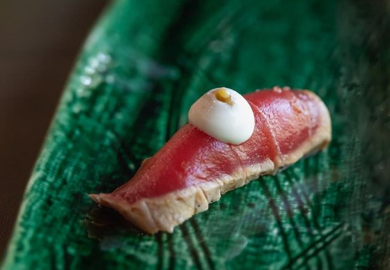 Com uma pitada de gastronomia mediterrÃ¢nica, o nigiri de ovo estrelado Ã© um dos "must eat" do sushi madrileno do Ritz 