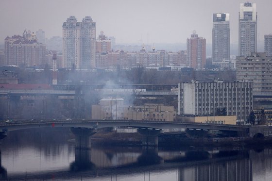 Fumo vindo dos militares que queimam vÃ¡rios items num fogo no exterior de um edifÃ­cio de informaÃ§Ã£o ucraniana, em Kiev