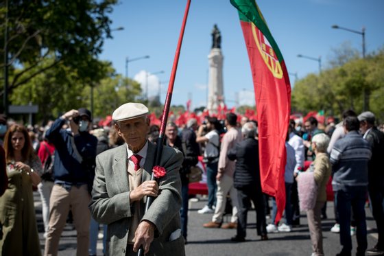 ComemoraÃ§Ã£o anual do 25 de Abril de 1974. Como de costume, milhares de pessoas desceram a Avenida da Liberdade atÃ© ao Rossio, em Lisboa, com cravos e bandeiras de Portugal, celebrando a liberdade e recordando a revoluÃ§Ã£o dos cravos que se deu em 1974.