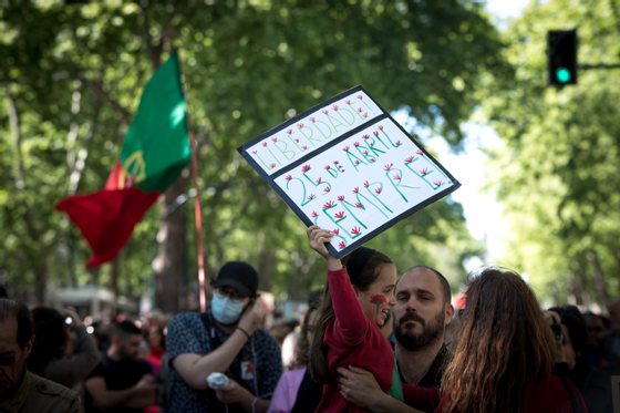 ComemoraÃ§Ã£o anual do 25 de Abril de 1974. Como de costume, milhares de pessoas desceram a Avenida da Liberdade atÃ© ao Rossio, em Lisboa, com cravos e bandeiras de Portugal, celebrando a liberdade e recordando a revoluÃ§Ã£o dos cravos que se deu em 1974.