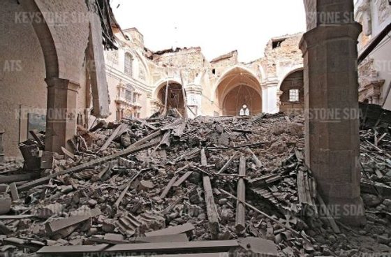 Imagem da BasÃ­lica de Santa Maria di Collemaggio, depois do sismo de 2009