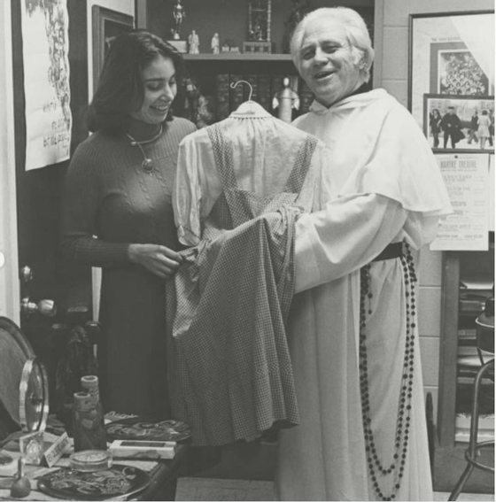 Padre Hartke com o vestido usado por Judy Garland enquanto Dorothy no â€œFeiticeiro de Oz"