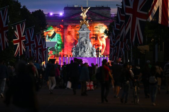 Queen Elizabeth II Platinum Jubilee 2022 - The Lighting Of The Platinum Jubilee Principal Beacons Lighting