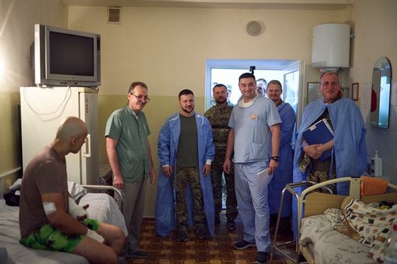 Presidente da UcrÃ¢nia, Volodymyr Zelensky visita soldados feridos, 29 de julho