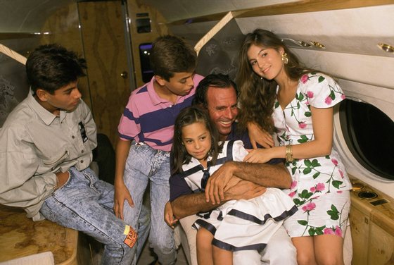 Julio Iglesias next to his children and Tamara FalcÃ³ From left to right: Julio JosÃ© Iglesias, Enrique Iglesias, Julio Iglesias, Tamara FalcÃ³ and Chabeli Iglesias