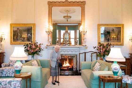 Queen Elizabeth welcomes outgoing and incoming Prime Ministers at Balmoral