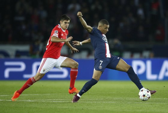 epa10237006 Paris Saint Germain's Kylian Mbappe (R) in action against Benfica's Antonio Silva (L) during the UEFA Champions League group H soccer match between Paris Saint-Germain (PSG) and SL Benfica in Paris, France, 11 October 2022. EPA/YOAN VALAT