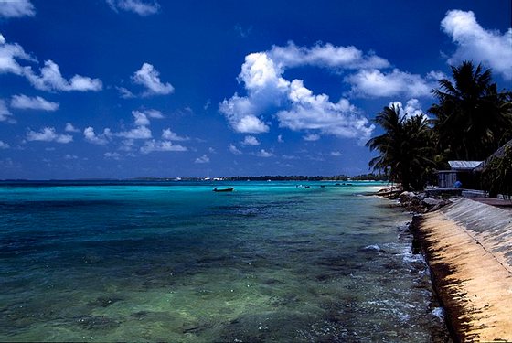 Atol de Funafuti, a maior parcela do arquipÃ©lago de Tuvalu. Este Estado da PolinÃ©sia Ã© o quarto mais pequeno do mundo, ocupando apenas 26 Km2. Ã‰ tambÃ©m o paÃ­s de menor altitude mÃ©dia â€“ apenas 2 metros, com a maior elevaÃ§Ã£o a erguer-se a uns vertiginosos 4.6 metros, pelo que, apesar das suas praias aprazÃ­veis, nÃ£o Ã© um lugar recomendÃ¡vel para fazer investimentos imobiliÃ¡rios em tempo de aquecimento global