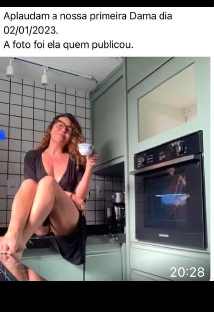Não é Janja mulher fotografada sentada em bancada de cozinha