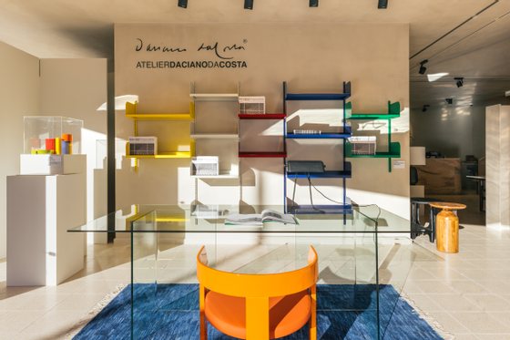 The colors of the reissue of Práctica were chosen based on those that the author used in his furniture.