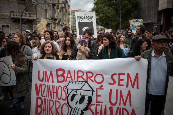 Milhares de pessoas juntaram-se na Alameda D. Afonso Henriques, em Lisboa, e desceram atÃ© ao Martim Moniz, para se manifestarem pelo direito Ã  habitaÃ§Ã£o e uma vida justa. 1 de Abril de 2023, Lisboa TOMÃS SILVA/OBSERVADOR