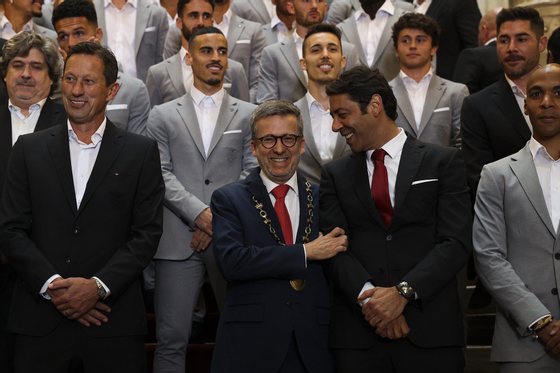 The Mayor of Lisbon, Carlos Moedas (C), Benfica president Rui Costa (2R), head coach Roger Schmidt (L) and the team`s captain Otamendi (2L) and player Joao Mario (R) make a family photo during a ceremony with Sport Lisboa e Benfica team after their winning the national football champions title, at the Lisbon City Hall, Portugal, 29 May 2023. Benfica became Portuguese football champions for the 38th time after beating Santa Clara 3-0 at home in the 34th and final matchday of the Portuguese I League. MIGUEL A. LOPES/LUSA