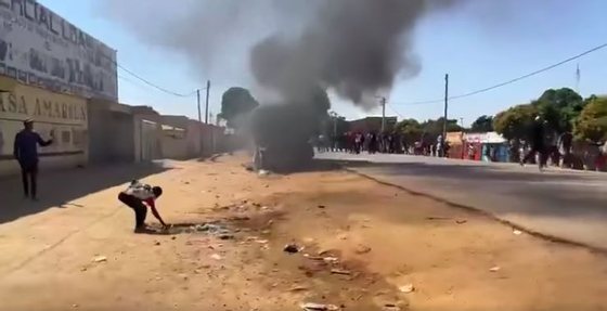 autocarro a arder numa greve de taxistas na HuÃ­la, Luanda, 5.06.2023