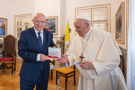 Augusto Santos Silva prenda Papa Francisco