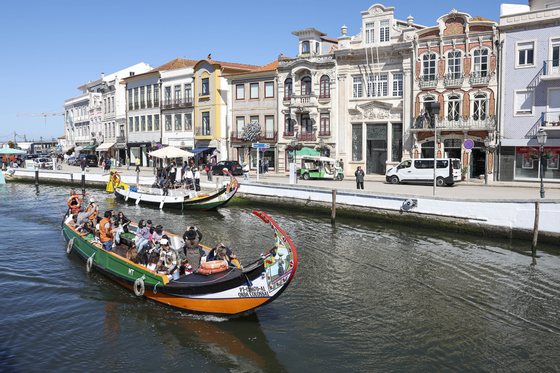 Passeios de barcos moliceiros com turistas na Ria de Aveiro, em Aveiro, 15 de abril de 2023. PAULO NOVAIS/LUSA